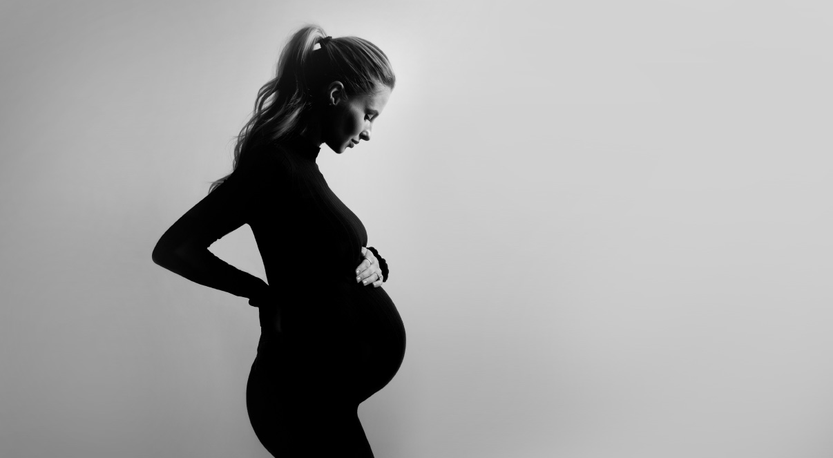recommend maternity photographer London HR A pregnant lady posing for a London maternity photo shoot in black dress